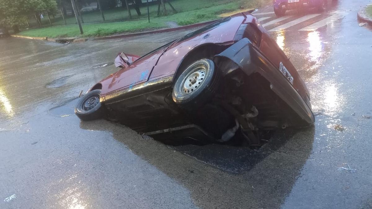 FOTO: Socavón en Av.Vélez Sarsfield