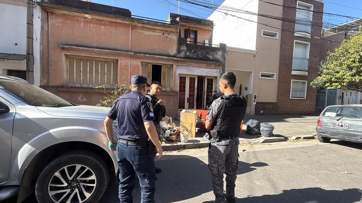 Movimiento en la casa de Barrelier: familiares comenzaron a retirar muebles y limpiar la vivienda.