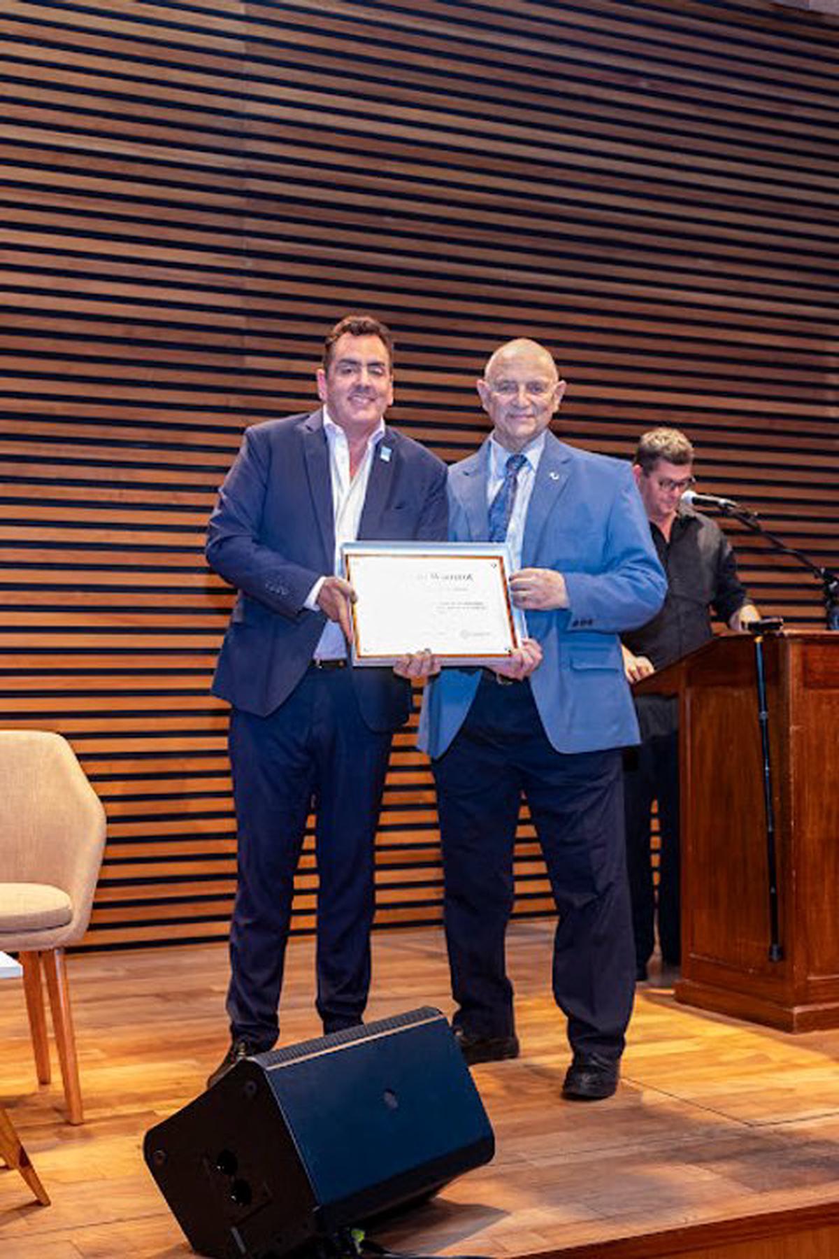 Mauricio Wainrot fue declarado Personalidad Emérita de la Cultura y recibió la placa en manos del secretario de Cultura, Leonardo Cifelli.