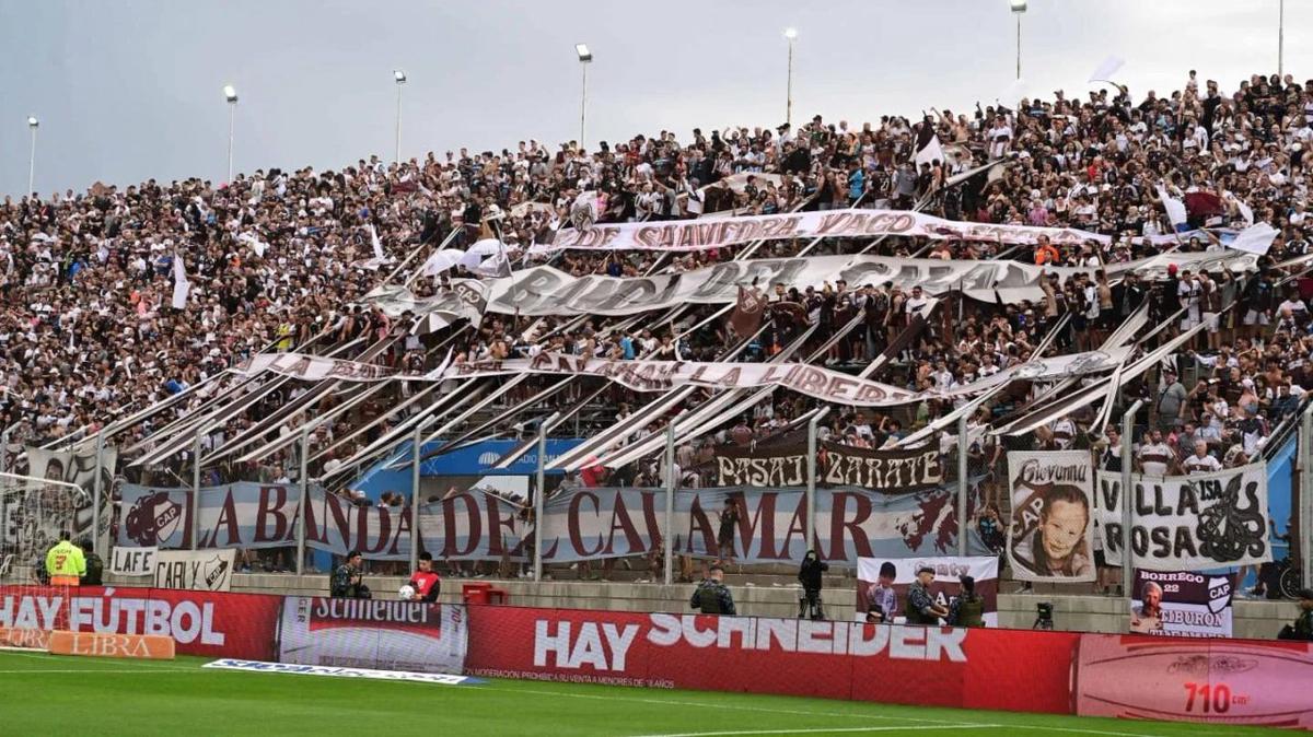 Hinchada de Platense.
