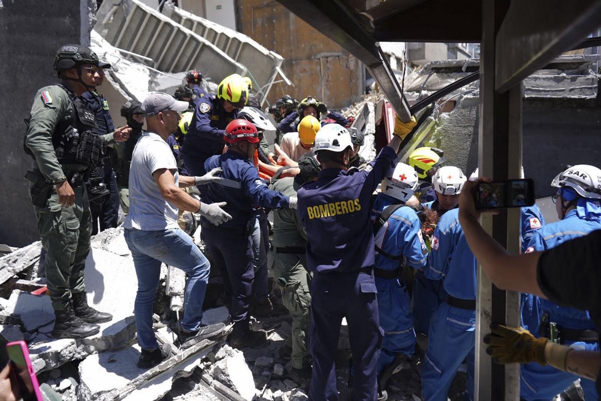 Dramáticas imágenes de rescate tras el sismo en Colombia.