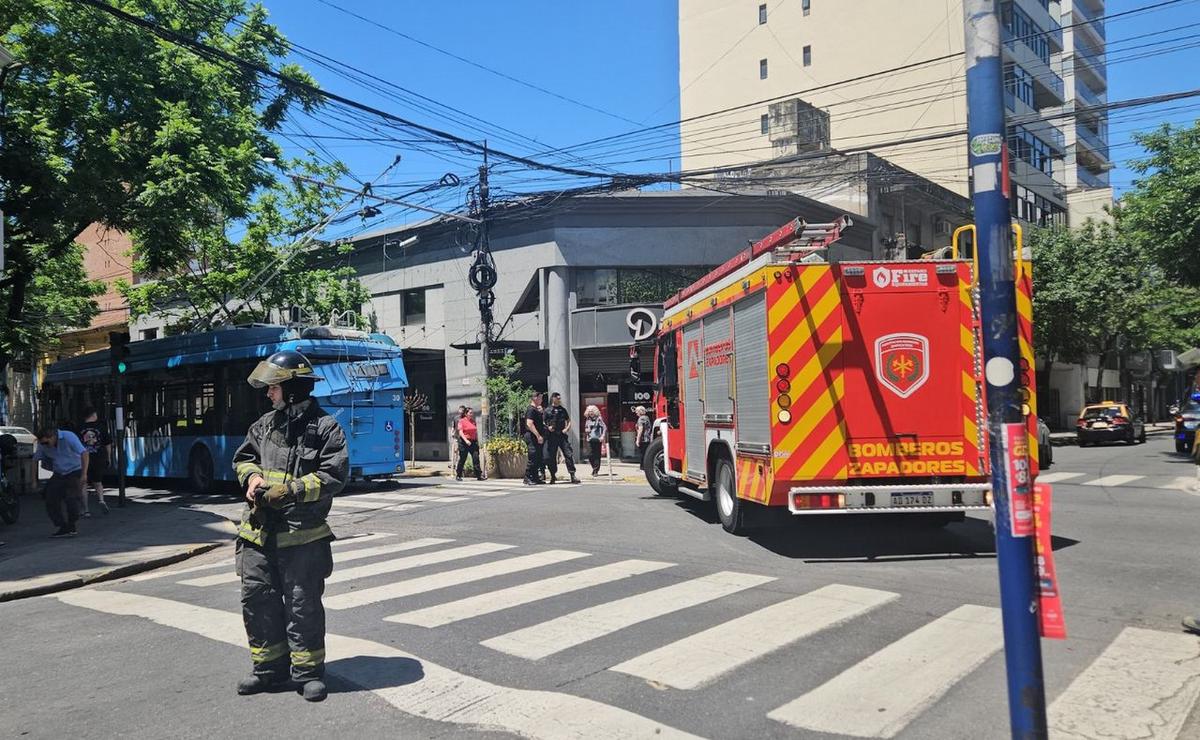 FOTO: El colectivo afectado y el coche de los Bomberos que brindó auxilio.