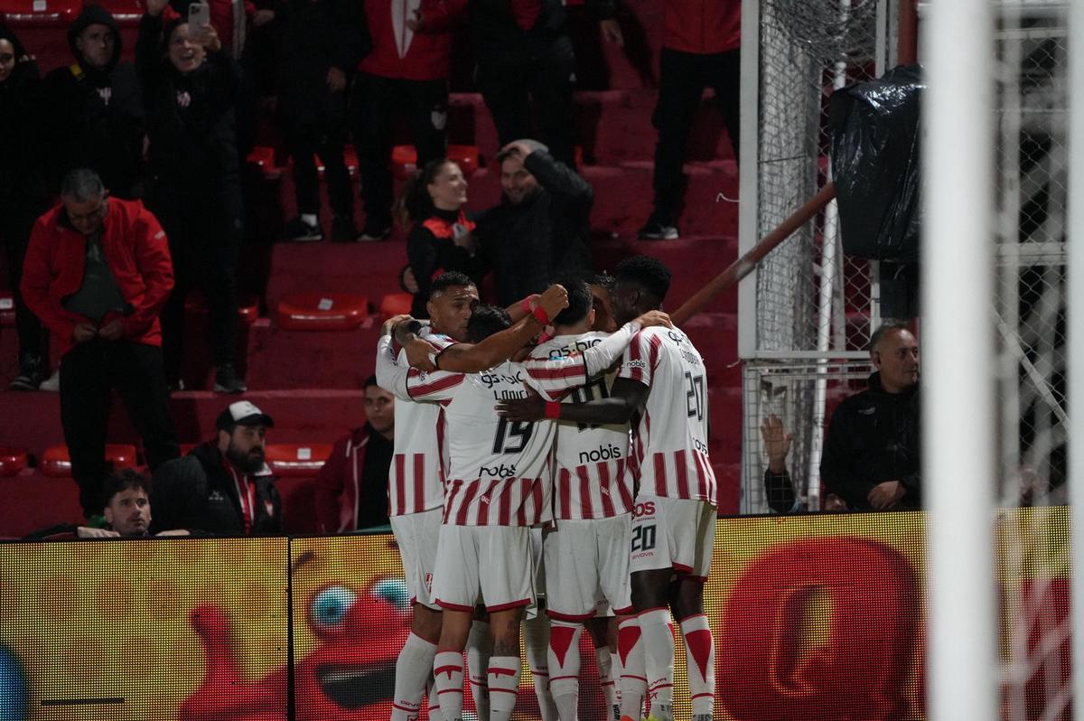 Instituto sumó un triunfo clave en casa.