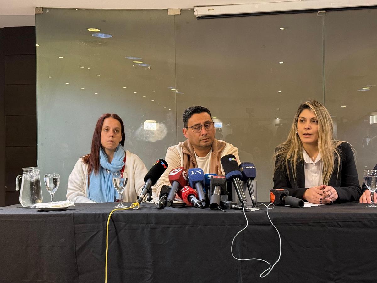 Gabriel Vega, el papá de Agostina, durante la conferencia de prensa.