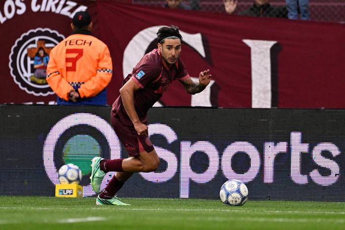 Lanús venció a Vélez 2-0 y se afianzó en la zona de clasificados del Grupo A