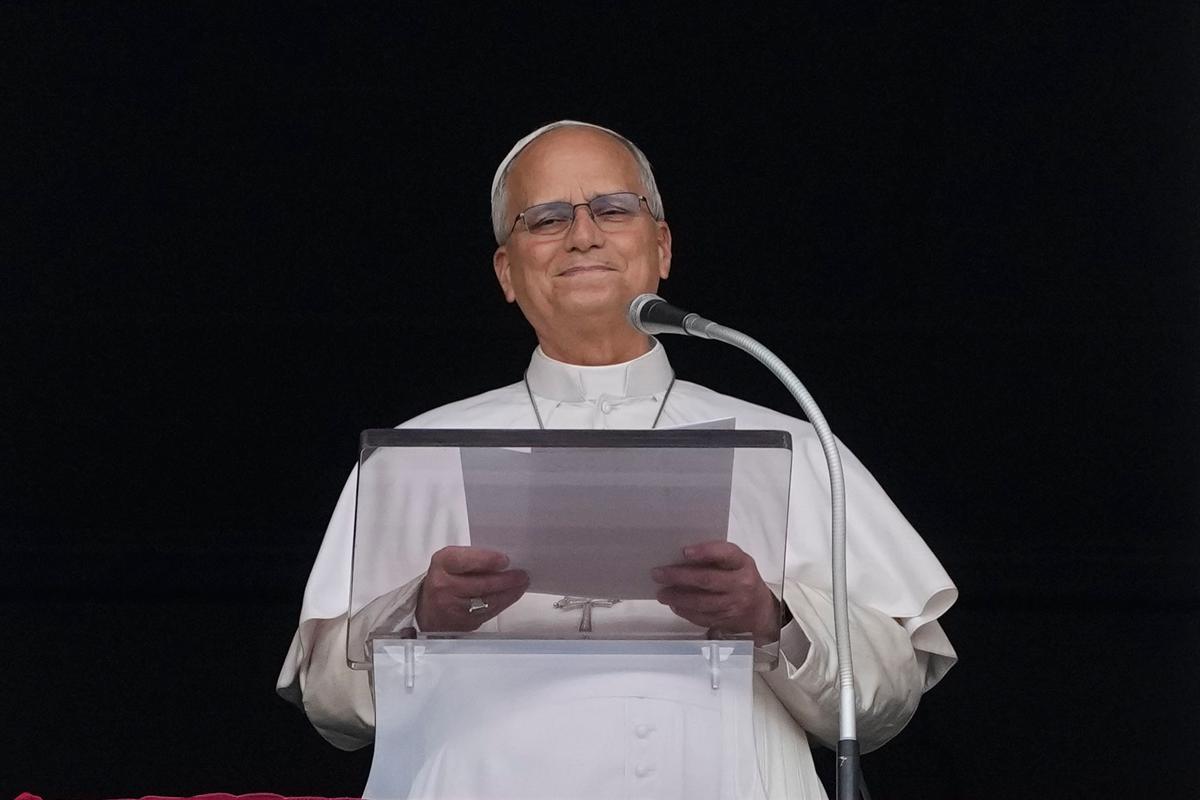 El papa insta a cooperación humanitaria entre Ucrania y Rusia durante llamada con Zelenskyy