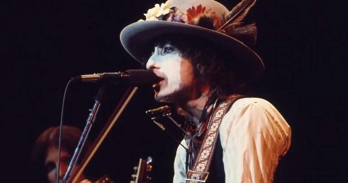 Bob Dylan con su cara pintada durante uno de los conciertos de la Rolling Thunder Revue.