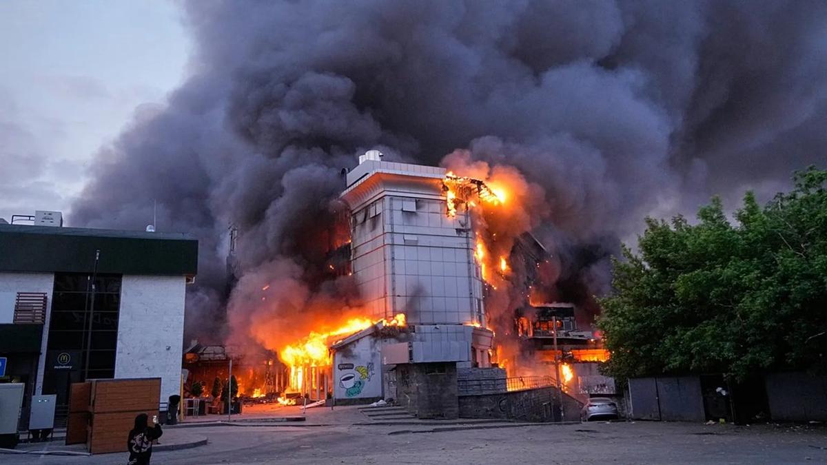 Las fuerzas rusas atacaron la capital ucraniana utilizando un misil hipersónico con capacidad nuclear. Foto: Agencia NA/Redes.