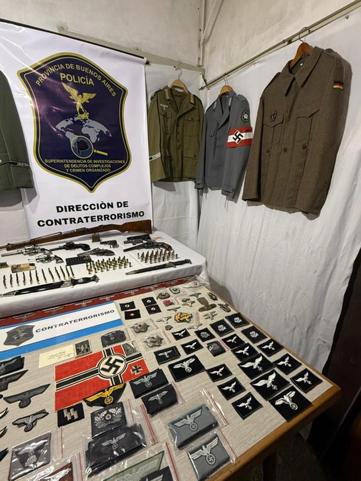 Imputan a un hombre por vender uniformes militares con simbología nazi en Marketplace