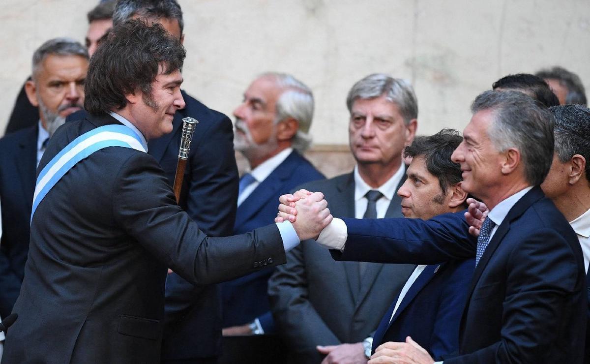 FOTO: Macri saluda a Milei durante su asunción como presidente, en diciembre de 2023. (NA)