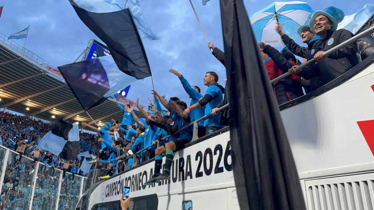 Belgrano festeja con la hinchada tras ganarle 3-2 a River en el Kempes.