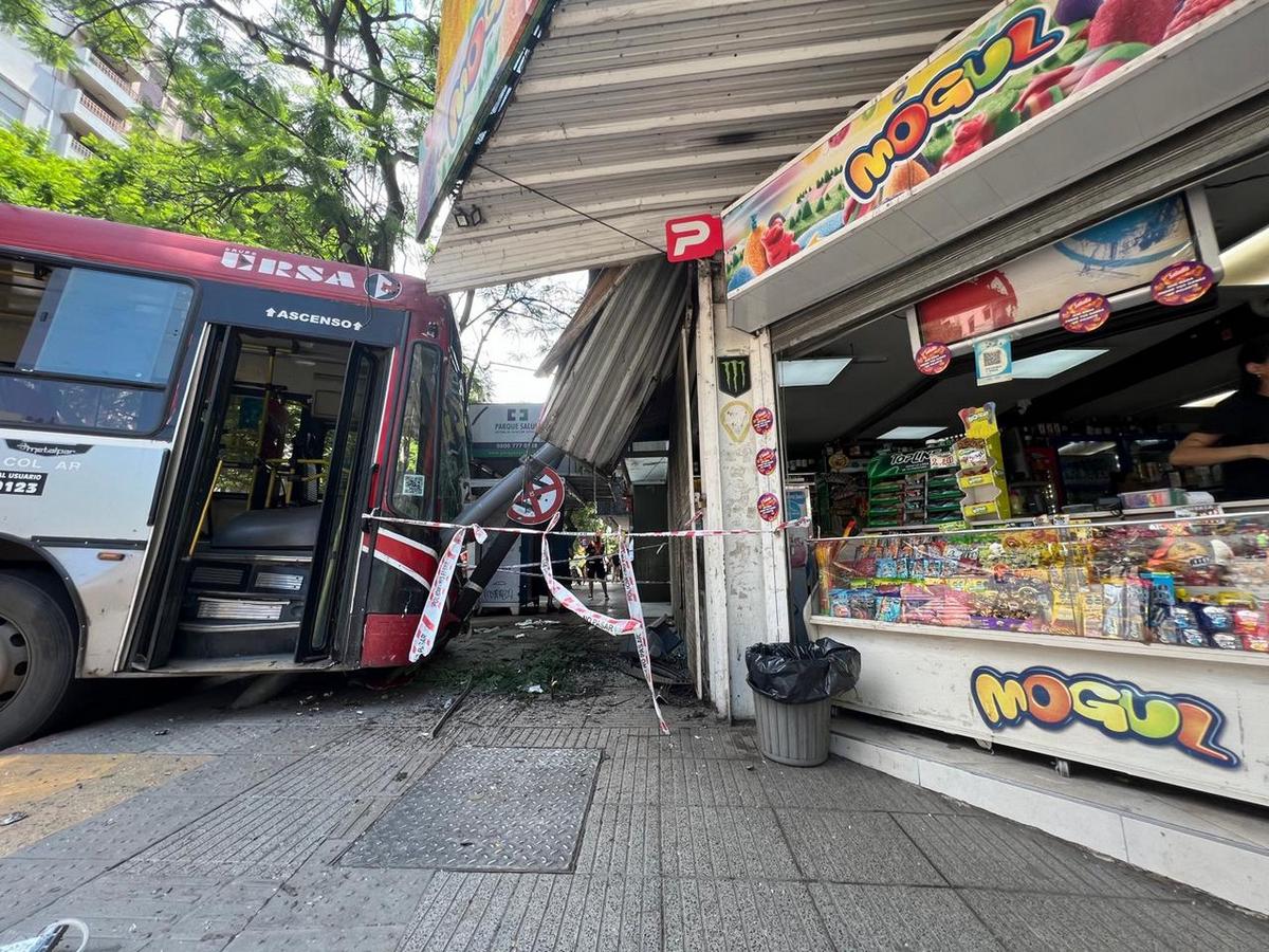 FOTO: Dos mujeres heridas en un impactante choque de un colectivo en el centro de Córdoba.