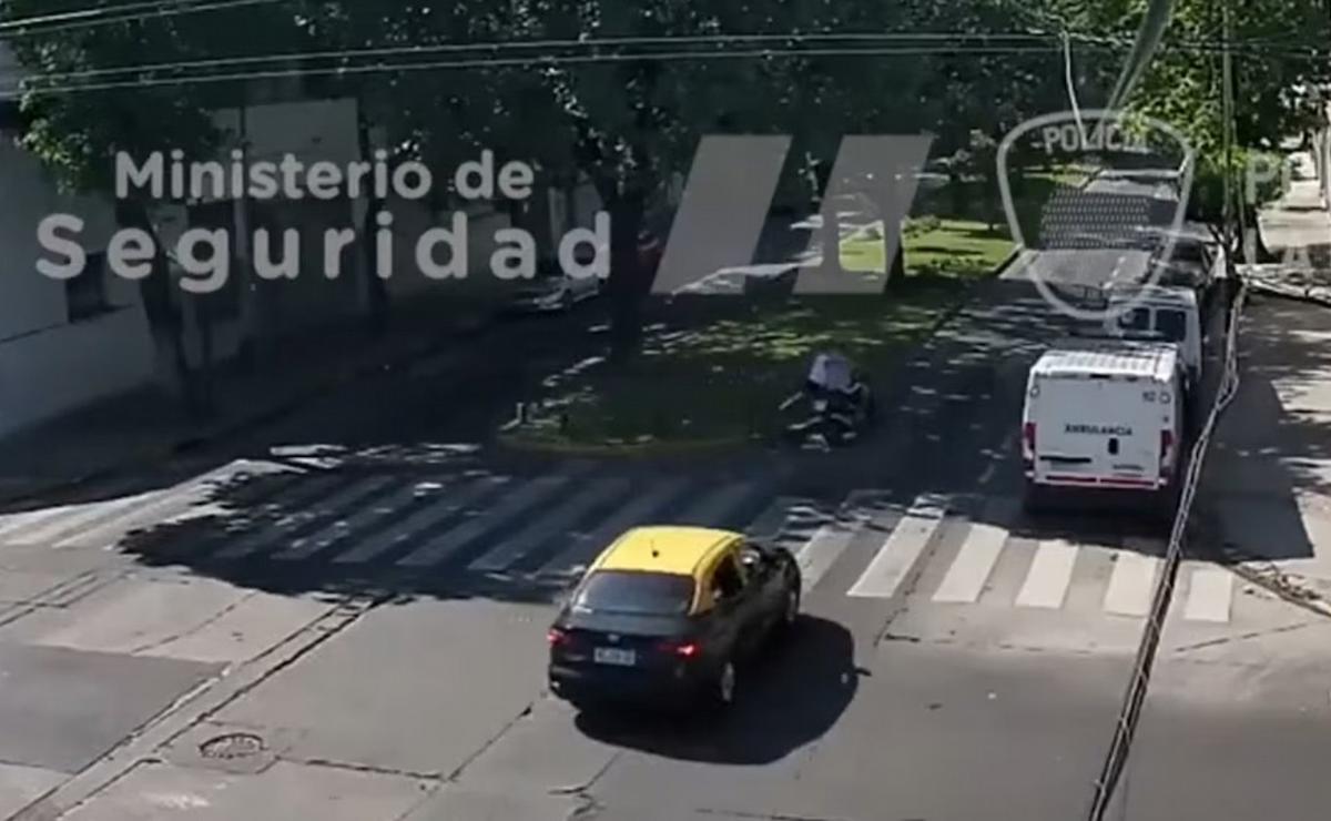 FOTO: Un taxista atropelló a dos delincuentes.