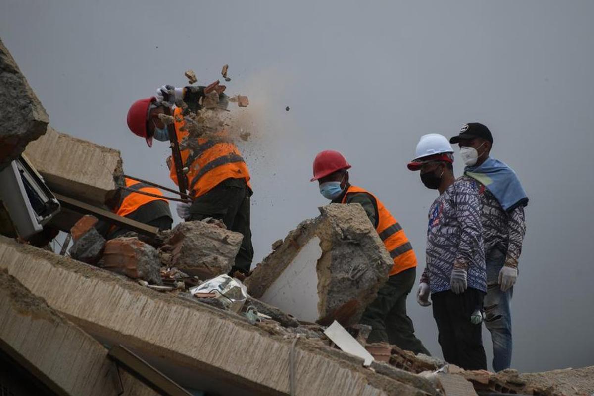 Tareas de remoción de escombros en un edificio colapsado tras el doble terremoto en Playa Grande, estado de La Guaira.