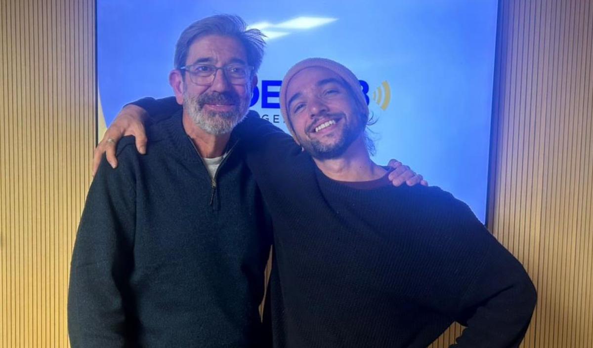 El cantante Félix San Martín, junto a Chema Forte en el estudio de Cadena 3.