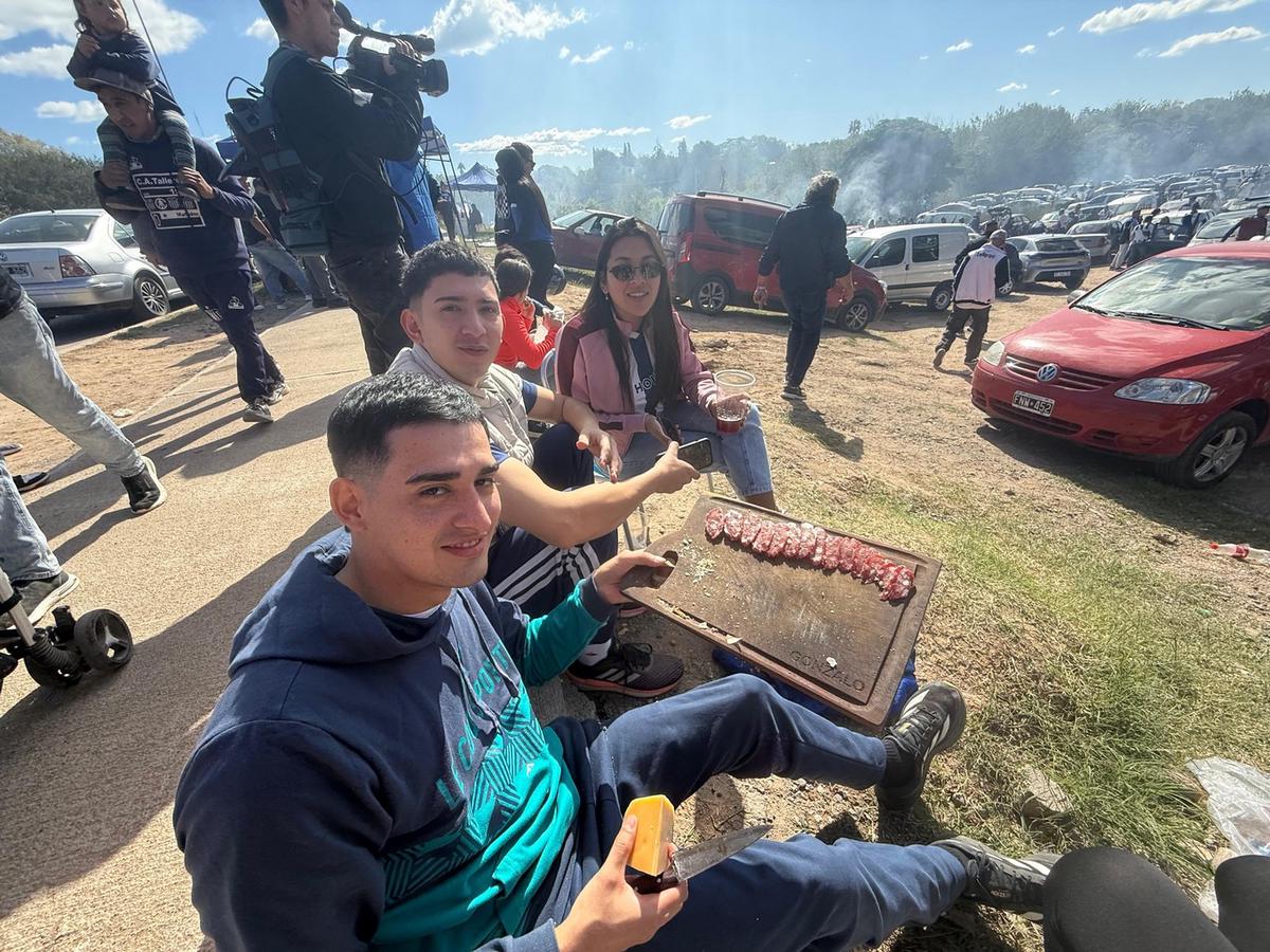 Hinchas de Talleres palpitan el superclásico cordobés. (Daniel Cáceres/Cadena 3)