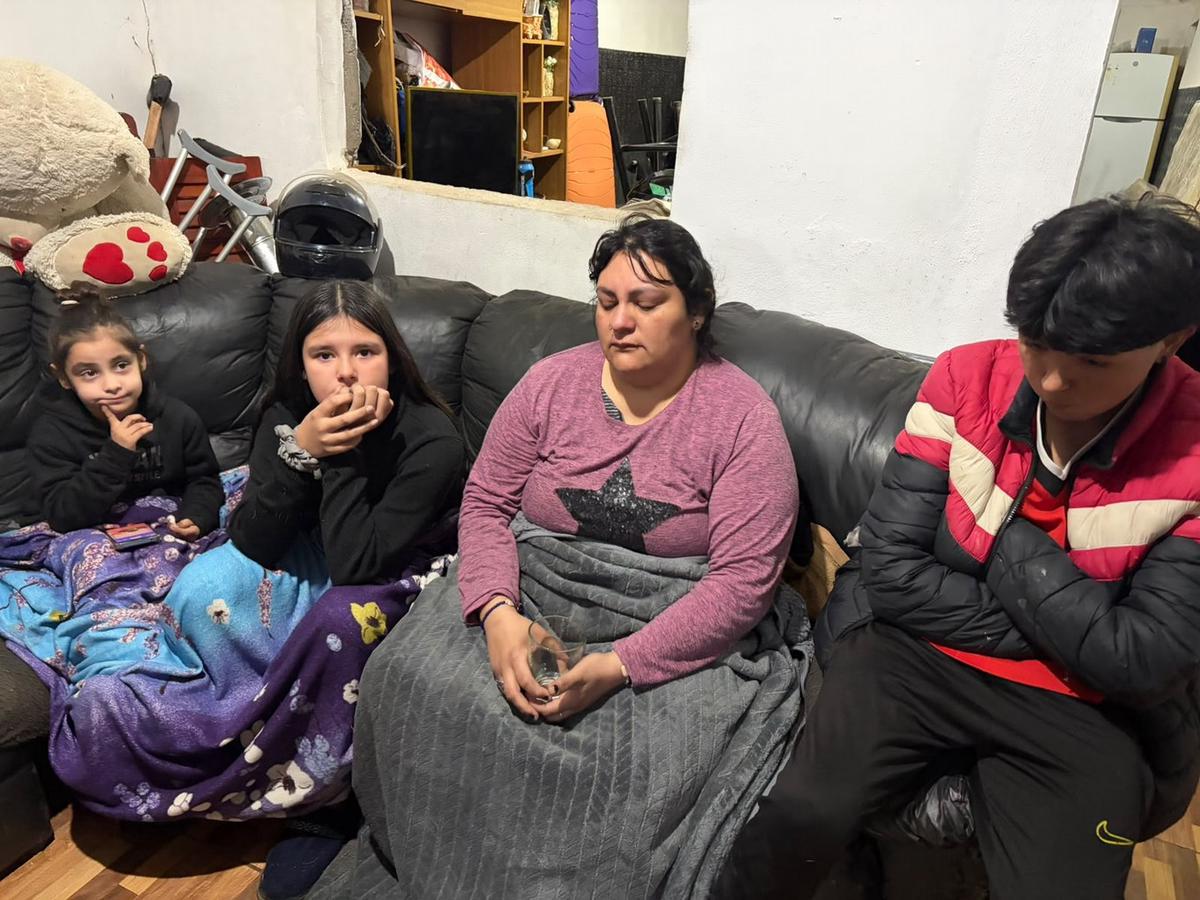 Luciana y su familia. Un incendio destruyó su casa en barrio Maldonado. (Lucía González/Cadena 3)