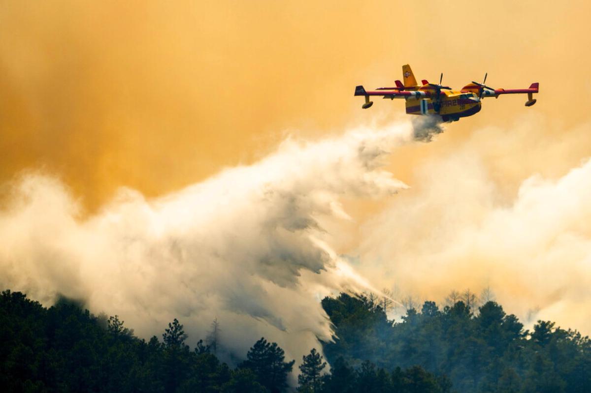 Incendio forestal al suroeste de Denver obliga a evacuar a miles y destruye más de 160 estructuras