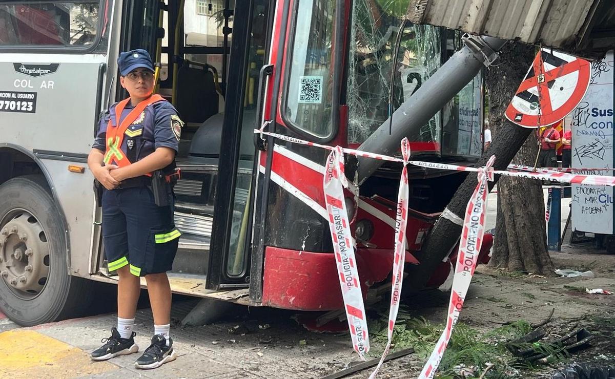 FOTO: El colectivo de la exErsa que chocó contra un local. (Foto: Daniel Cáceres/Cadena 3)