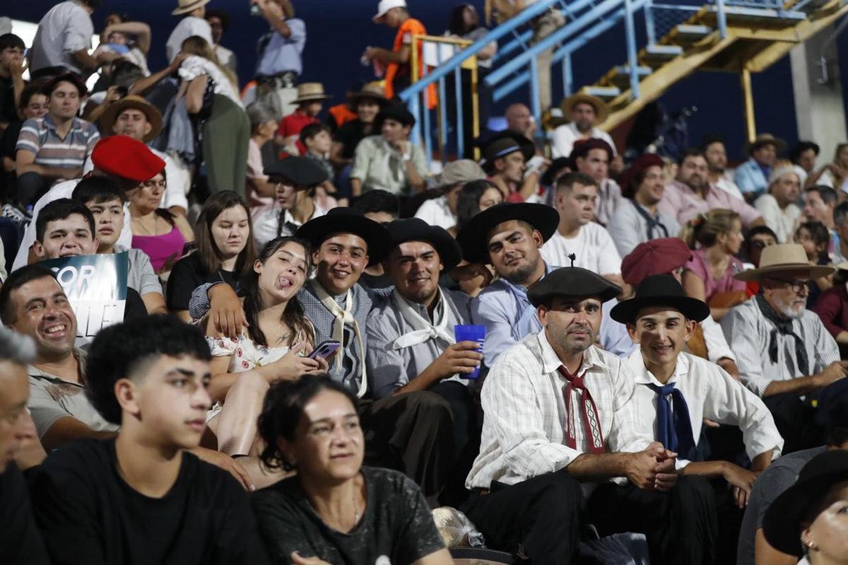 FOTO: La gente disfruta de una nueva noche festivalera en las tribunas. 
