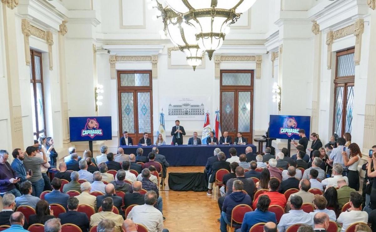 La ceremonia contó con la presencia de los gobernadores Pullaro y Frigerio.