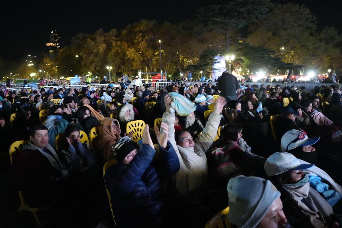 Cerca de 20 mil hinchas celebraron la victoria de Argentina en el Fan Fest