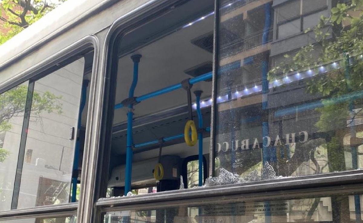 Los daños a los colectivos. (Foto: Policía)