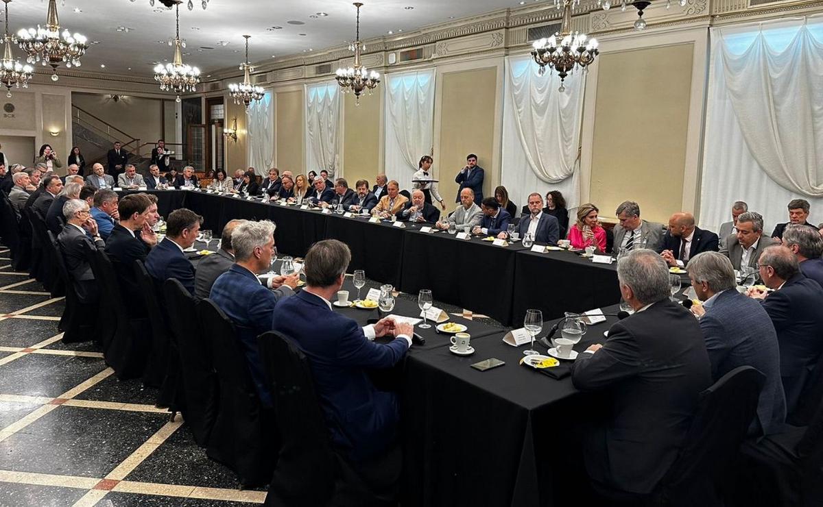 FOTO: El ministro de Economía, Luis Caputo, visitó la Bolsa de Comercio de Rosario.