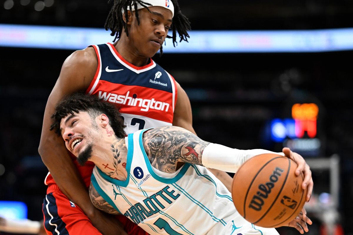 El triple-doble de LaMelo Ball impulsa a los Hornets a vencer 139-113 a los Wizards