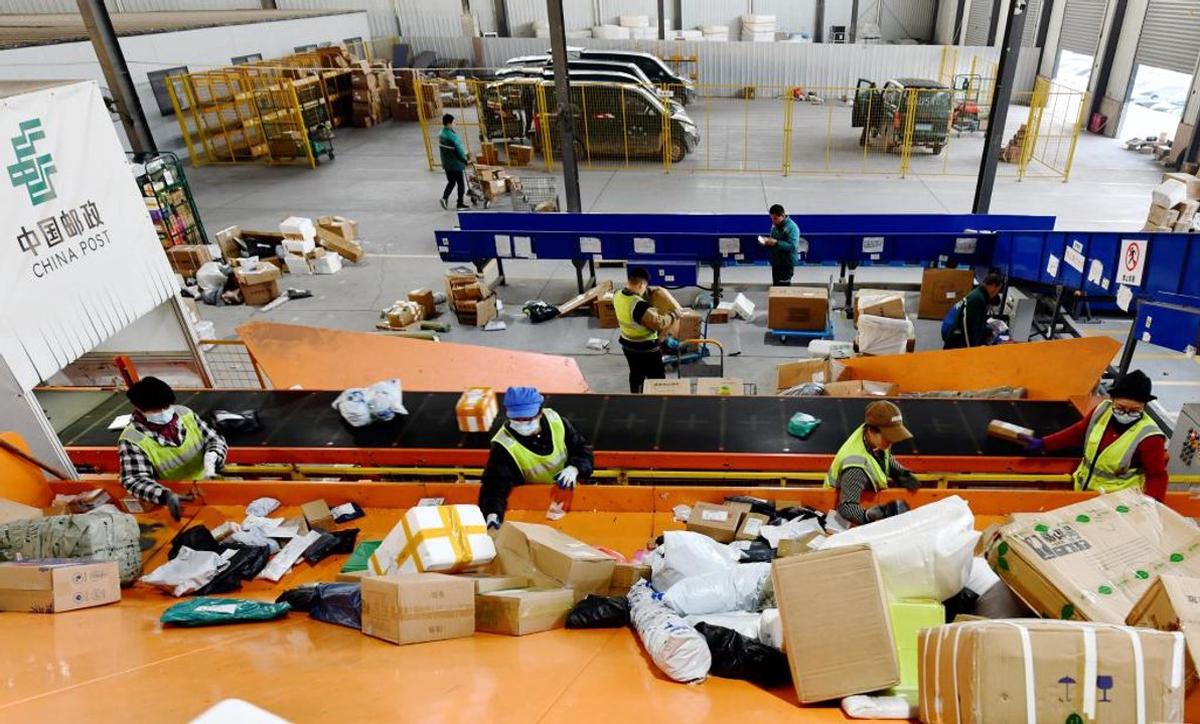 Clasificación de paquetes en una sucursal de China Post, en la ciudad de Shijiazhuang, en la provincia de Hebei, en el norte de China. (Xinhua/Li Mingfa). Foto NA.