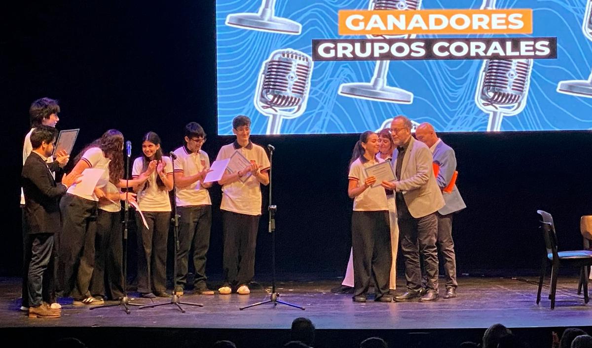Alumnos y profesores ganadores de la categoría Grupos Corales.