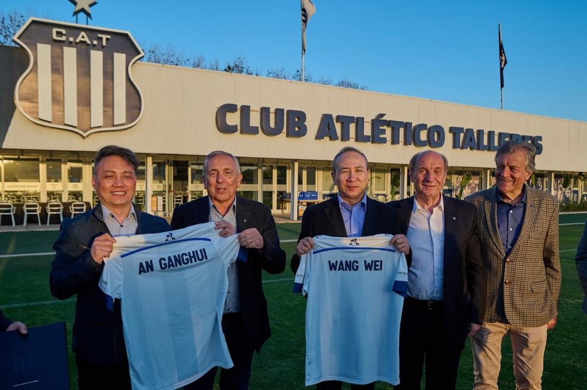 FOTO: Qué hacía el embajador de China en el predio de Talleres