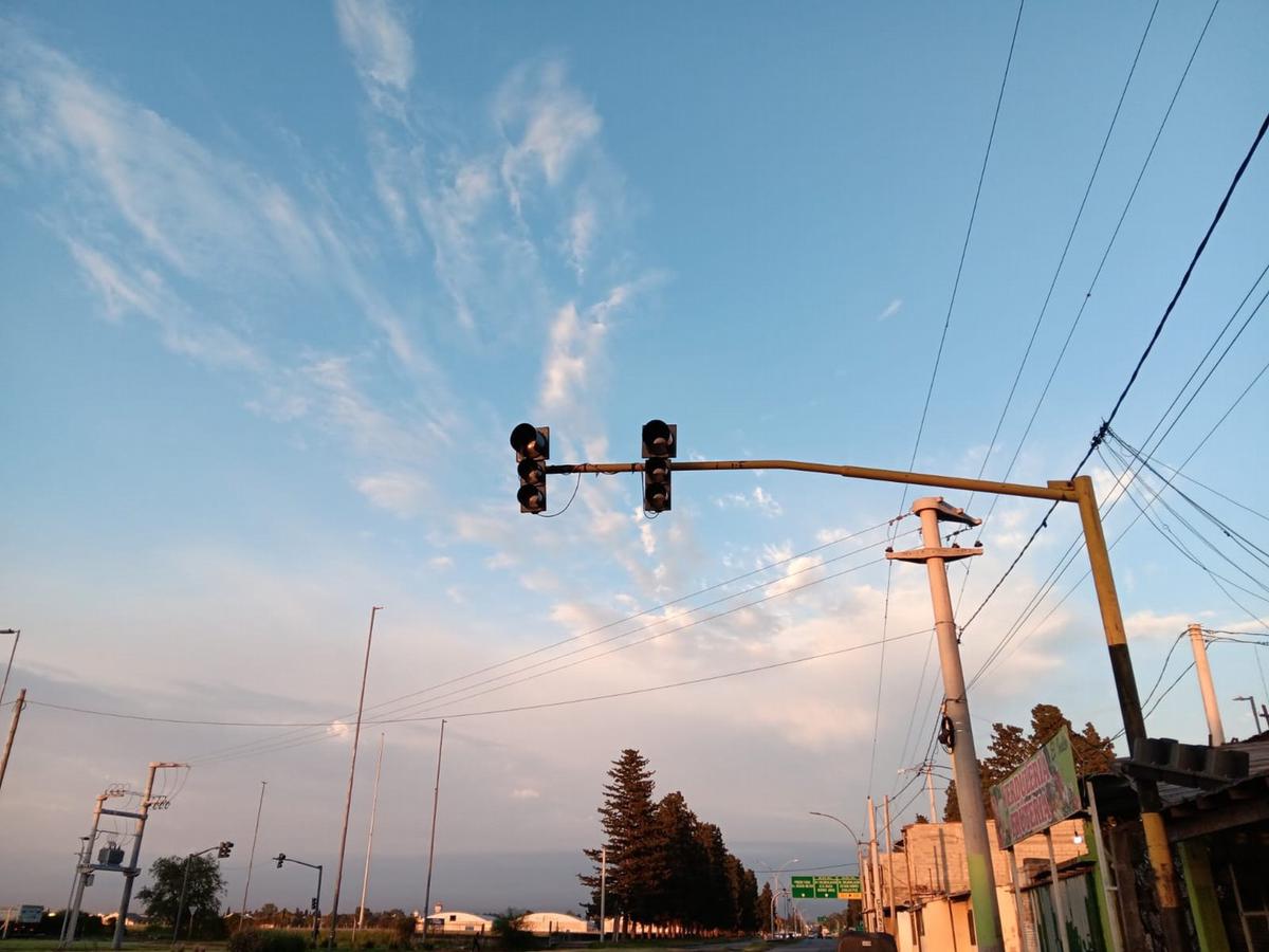 Por la inseguridad, vecinos apagaron los semáforos en Ruta 20. (Emanuel Manitta/C3)