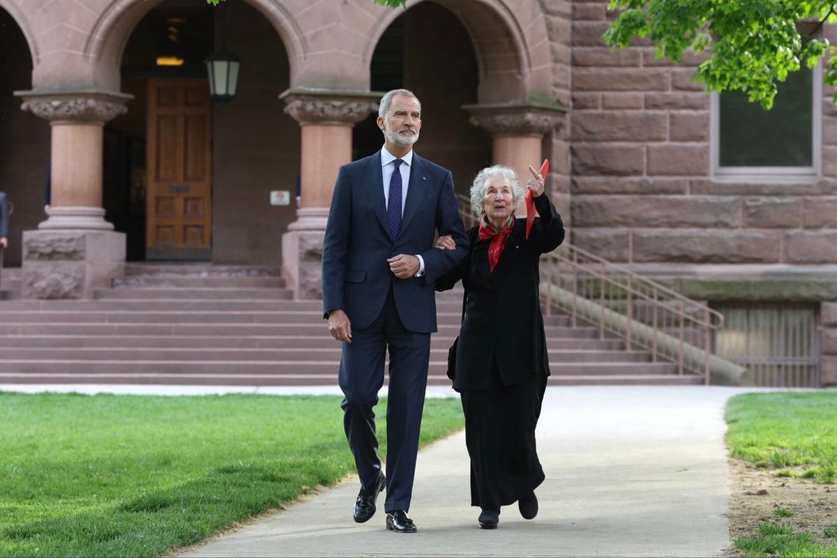 El rey de España junto a Margaret Atwood en Toronto.