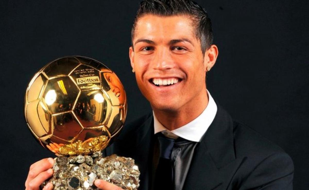 Cristiano Ronaldo con el Balón de Oro 2008.
