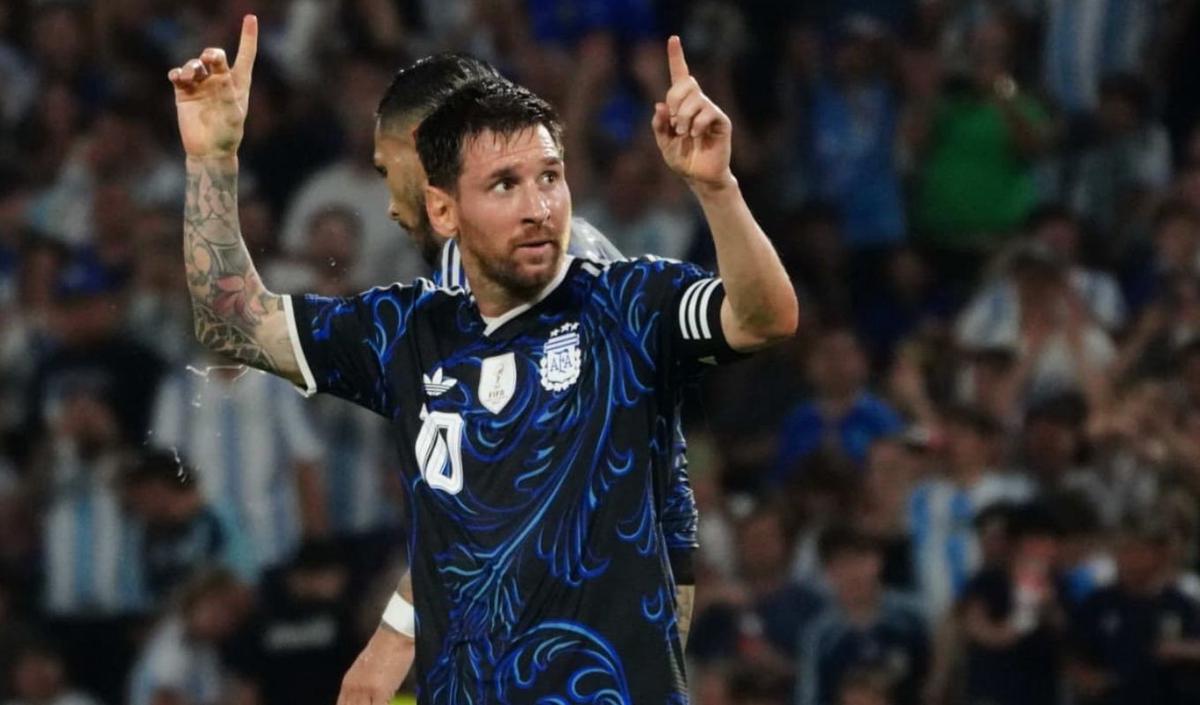 Lionel Messi festeja la segunda conquista del conjunto nacional.  