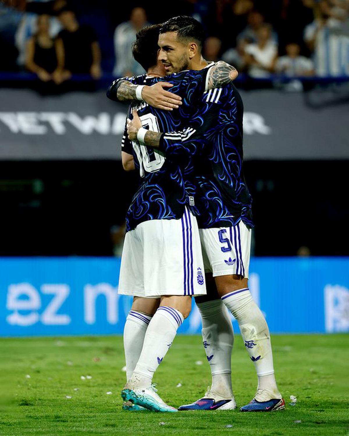 Lionel Messi y Leandro Paredes.