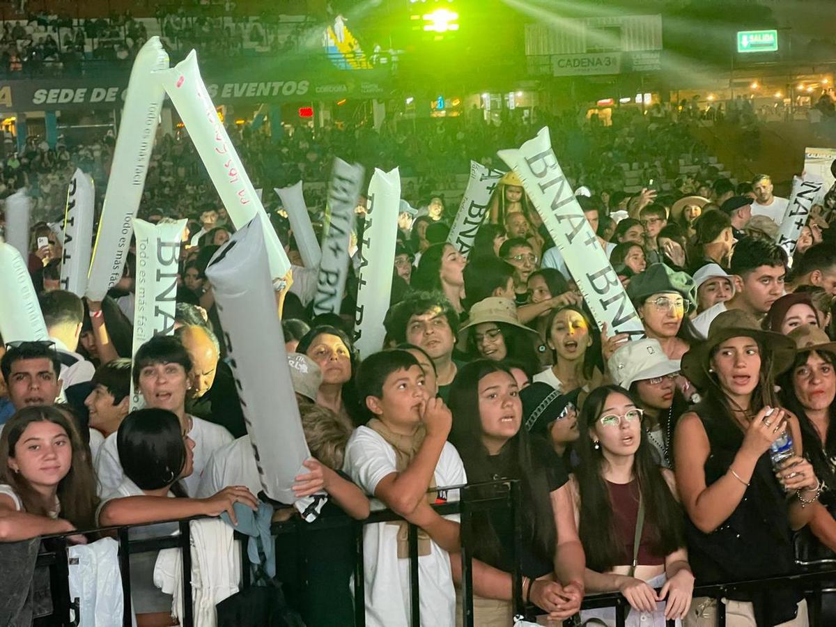 FOTO: Los asistentes disfrutan de una nueva noche festivalera. 