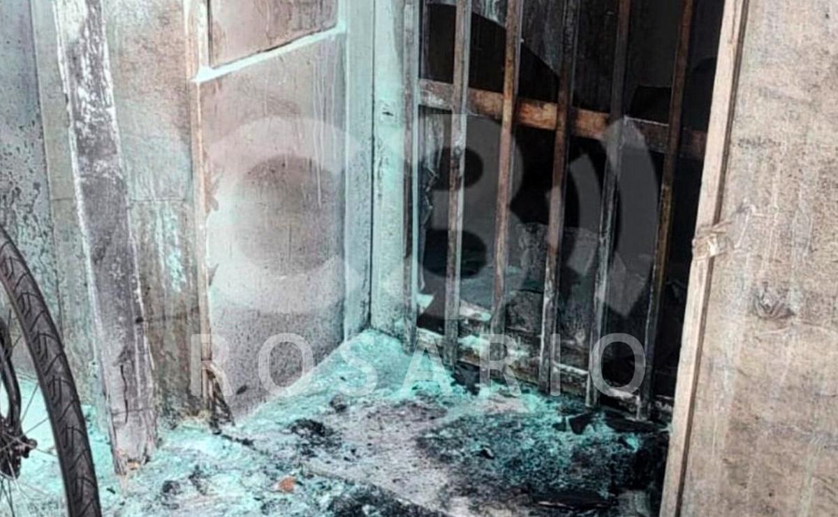 FOTO: La puerta de ingreso de la institución provincial quedó destrozada.