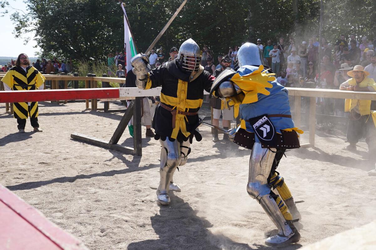 Con espadas, hachas y escudos, 600 luchadores se enfrentan en el torneo mundial de combate medieval
