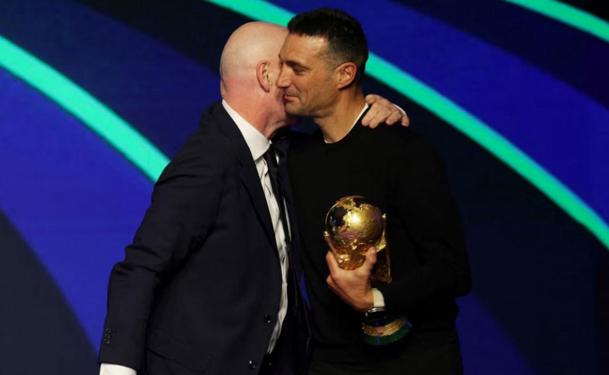 Infantino y Scaloni juntos con la copa del mundo.