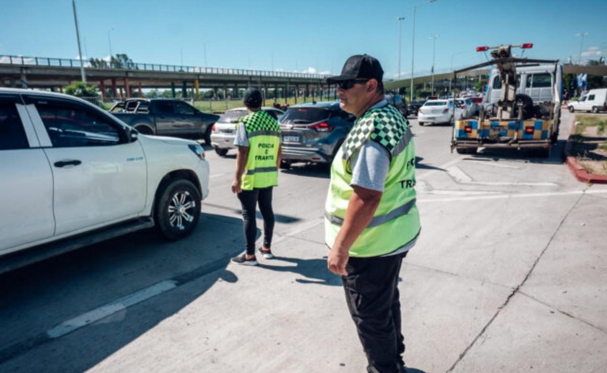 Inspectores municipales durante un operativo en Córdoba.