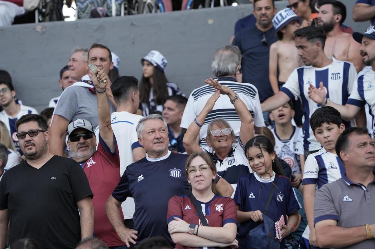 FOTO: Los hinchas albiazules, en una jornada única (foto: Daniel Cáceres).