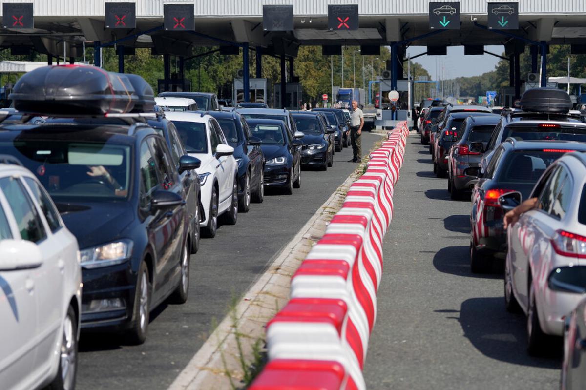 Horas de espera en frontera Croacia-Serbia ponen a prueba a viajeros bajo calor sofocante