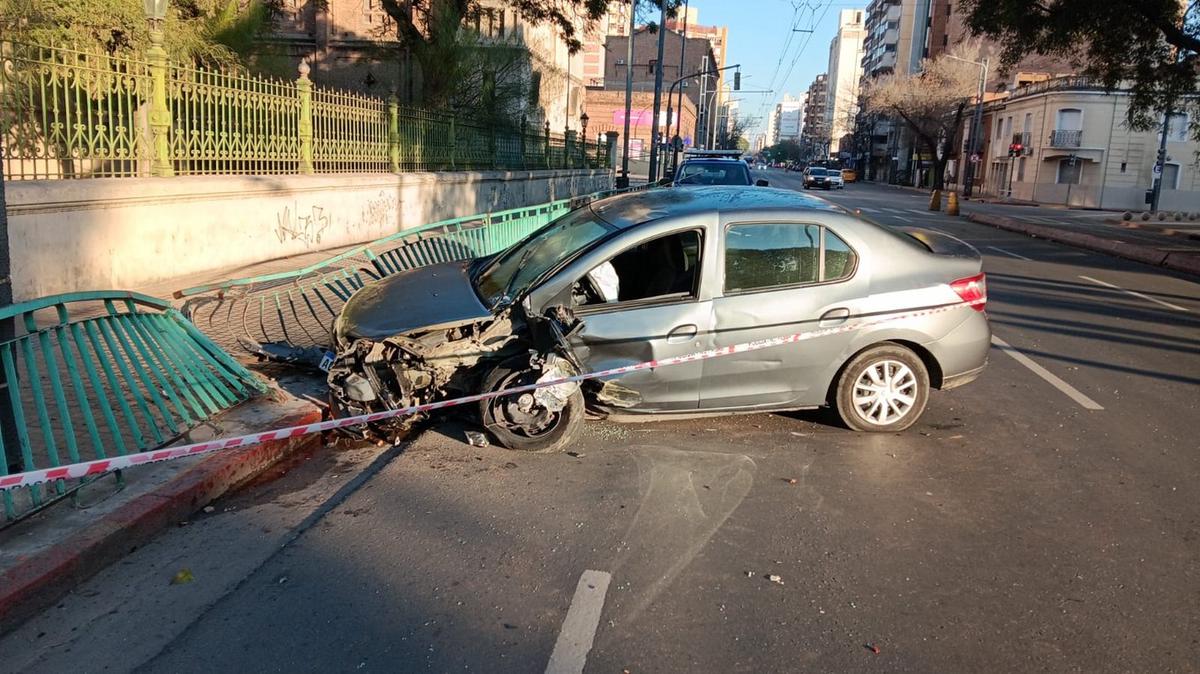 El violento accidente ocurrió a la madrugada.