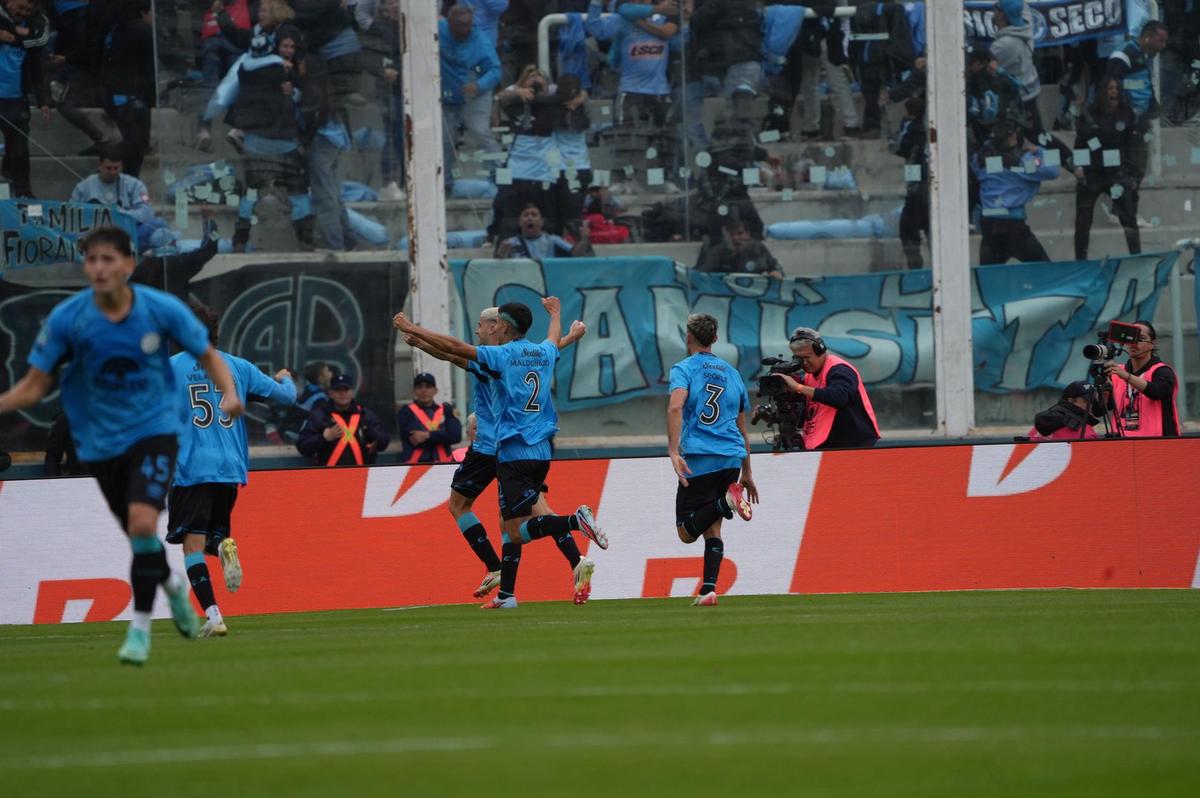El plantel de Belgrano celebra el gol de Morales. (Foto: Daniel Cáceres/C3)