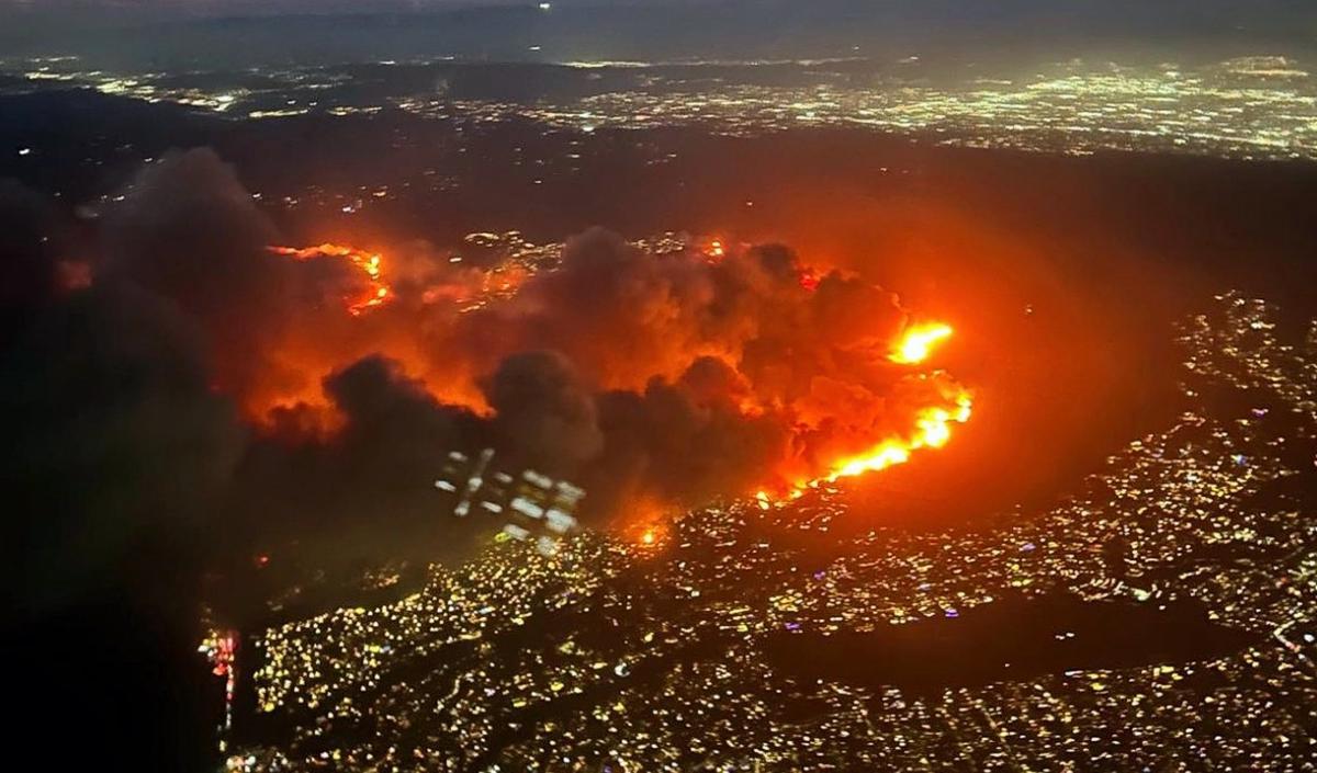 FOTO: El frente de fuego en Palisades, visto desde un avión a punto de aterrizar (X)