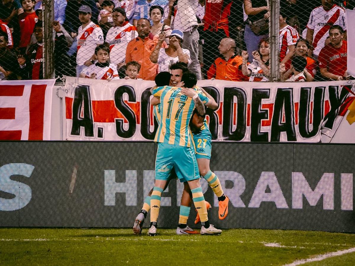 Jugadores de Aldosivi festejan el tercer gol en una noche histórica ante River.