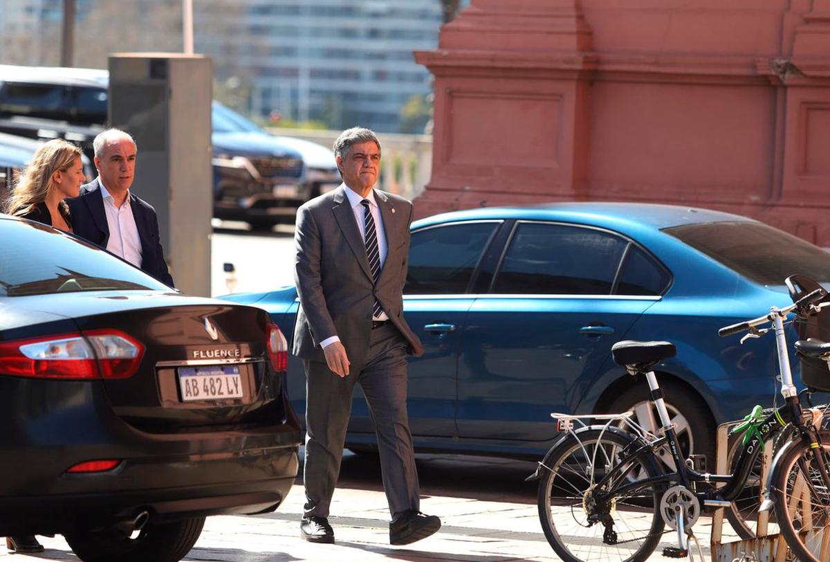 Jorge Macri implementa medidas para frenar la venta de celulares robados en Buenos Aires