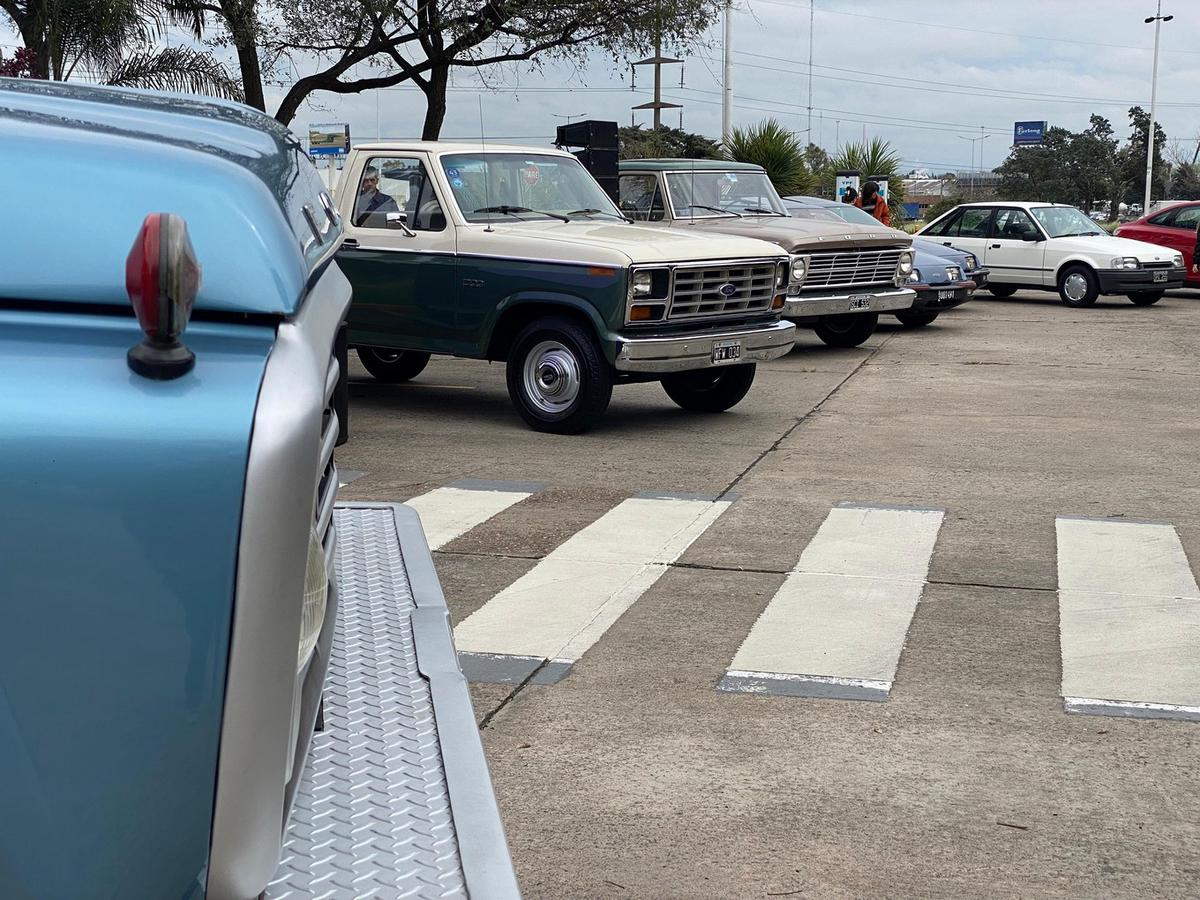Con una colección de autos antiguos, Ford celebró 65 años de su planta en Pacheco.